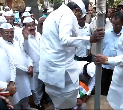 தேசியக்கொடியை ஏந்திய கைகளால் காலணியை கழற்றிய சம்பவம்: கர்நாடக முதல்வருக்கு பாஜக கண்டனம்! 