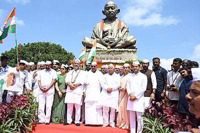 காந்தியின் வாழ்க்கை துணிவையும் நம்பிக்கையையும் தந்துள்ளது: சித்தராமையா