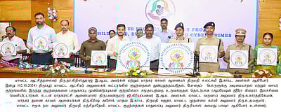 குழந்தைகள் பாதுகாப்பு தொடா்பான ‘ஆபரேஷன் ஜீரோ கிரைம்’ திட்டம்: மாவட்ட ஆட்சியா் இலச்சினையை வெளியிட்டாா்