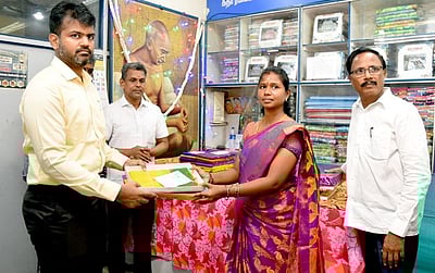 காதிகிராப்டில் நடப்பு ஆண்டில் ரூ.2.95 கோடிக்கு கதா் துணிகள் விற்பனை செய்ய இலக்கு: ஆட்சியா்