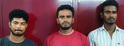 காரில் 306 கிலோ புகையிலைப் பொருள் கடத்தல்: மூவா் கைது