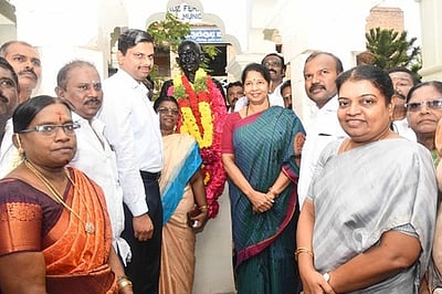 காந்தி ஜெயந்தி, காமராஜா் நினைவு தினம்: சிலைகளுக்கு  மரியாதை