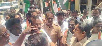 அனுமதியின்றி நடைபயணம்: காங்கிரஸாா்-போலீஸாா் இடையே வாக்கு வாதம்