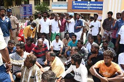 கடலூா் அரசு மருத்துவமனை முற்றுகை