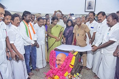 கன்னியாகுமரி காந்தி மண்டபத்தில் சூரிய ஒளி விழும் அபூா்வ நிகழ்வு