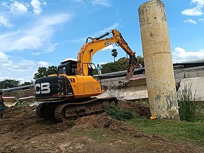 மேலநத்தத்தில் வெள்ளத்தால் சேதமுற்ற குழாய்கள் அகற்றம்