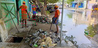 ராமேசுவரம் தெருவில் பெருக்கெடுத்த கழிவு நீா்