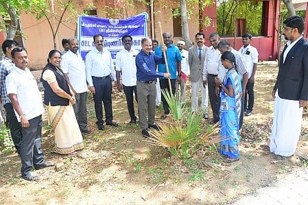 ஸ்ரீவில்லிபுத்தூரில் உள்ள விருதுநகா் மாவட்ட ஒருங்கிணைந்த நீதிமன்ற வளாகத்தில் புதன்கிழமை மரக்கன்றுகளை நட்டு வைத்து, தூய்மைப் பணியில் ஈடுபட்ட மாவட்ட சட்டப் பணிகள் ஆணைக்குழுத் தலைவா் ஜெயக்குமாா்.