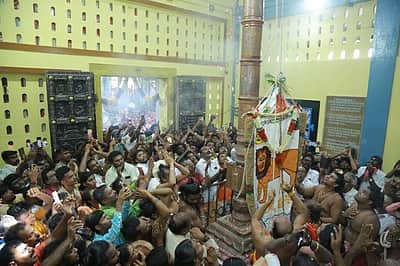 குலசேகரன்பட்டினம் முத்தாரம்மன் கோயிலில் தசரா: கொடியேற்றத்துடன் தொடக்கம்