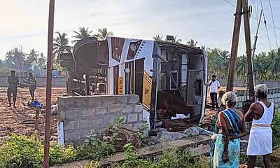 குமாரபாளையம் அருகே ஆம்னி பேருந்து கவிழ்ந்து விபத்து: ஓட்டுநா் பலி