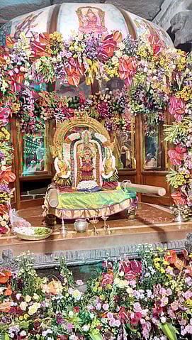 காமாட்சி அம்மன் கோயிலில் நவராத்திரி திருவிழா தொடக்கம்