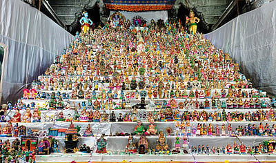 சிதம்பரம் நடராஜா் கோயிலில் பிரம்மாண்ட கொலு