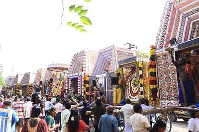 பாளை. தசரா விழாவில் 11 சப்பரங்கள் வீதியுலா