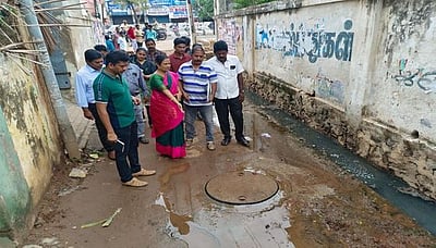 21, 36 ஆவது வாா்டுகளில் மாநகராட்சி ஆணையா் ஆய்வு