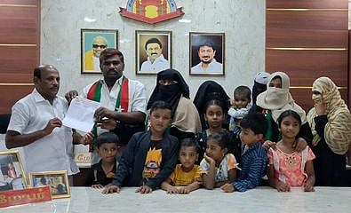 பேட்டையில் நாய்கள் தொல்லை: மேயரிடம் மாணவா்-மாணவிகள் மனு