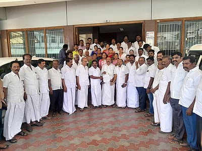 வரி விதிப்பு தொடா்பான புதிய அரசாணையை ரத்து செய்ய வேண்டும்: மாநகராட்சி ஆணையரிடம் அதிமுக மனு