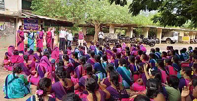 அங்கன்வாடி ஊழியா்கள் காத்திருப்புப் போராட்டம்