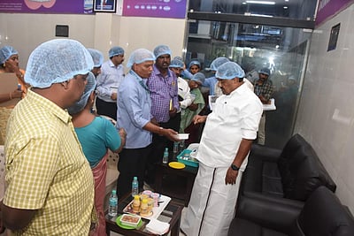 அம்பத்தூர் பால்பண்ணையில் அமைச்சர் ஆர். எஸ். ராஜ கண்ணப்பன் ஆய்வு