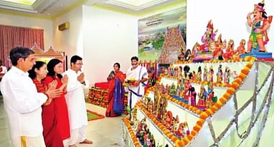 ஆளுநா் மாளிகையில் கொலு