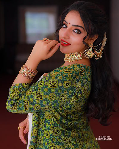 விழிகளில் ஒரு வானவில்... மாளவிகா மேனன்!