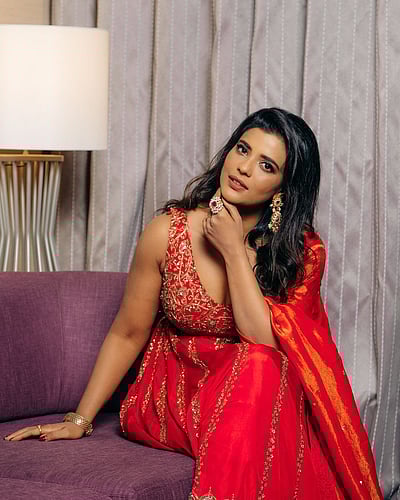 ரெட் ஒயின்... ஐஸ்வர்யா ராஜேஷ்!