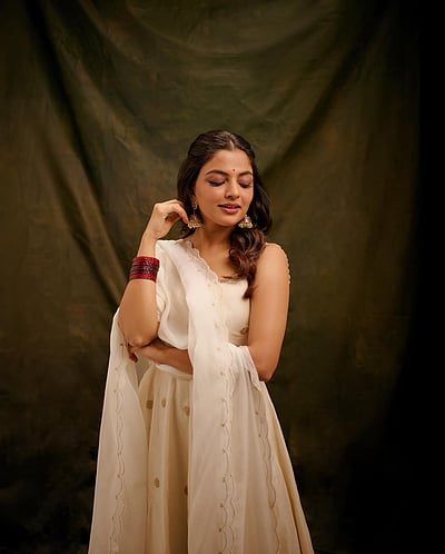 பூங்கொடி டீச்சர்... நிகிலா விமல்!