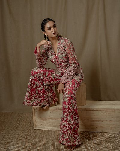 மகுடம் சூட்டும் தருணம்... கீர்த்தி சுரேஷ்!