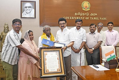 கவிஞர் மு.மேத்தா, பாடகி பி. சுசீலாவுக்கு விருதுகள்: முதல்வர் வழங்கினார்