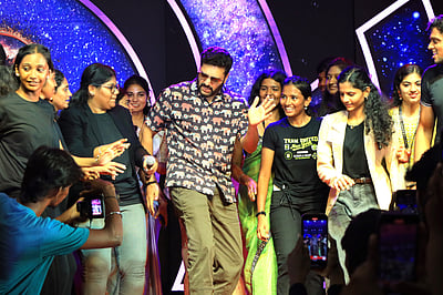 ‘இப்ப ரொம்ப குஷி...’ மாணவிகளுடன் நடனமாடிய ஜெயம் ரவி!