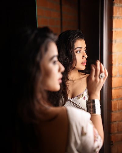 காதலின் பிம்பம்... கேத்திகா ஷர்மா!