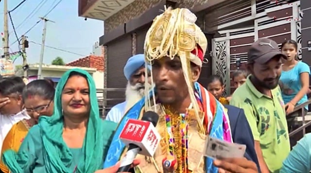 மணக்கோலத்தில் வாக்களித்த பின் திருமணம் செய்த மணமகன்!