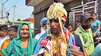 மணக்கோலத்தில் வாக்களித்த பின் திருமணம் செய்த மணமகன்!