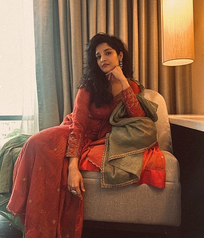 ஓய்வெடுக்கும் ரோஜா... ரித்திகா சிங்!