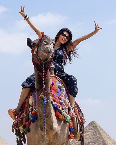 ஒய்யாரமாக ஒட்டகத்தின் மேல்...அதுல்யா ரவி