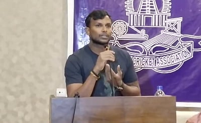 எவ்வளவு தடைகள் வந்தாலும் இலக்கை நோக்கி பயணிக்க வேண்டும்: கிரிக்கெட் வீரர் நடராஜன் 