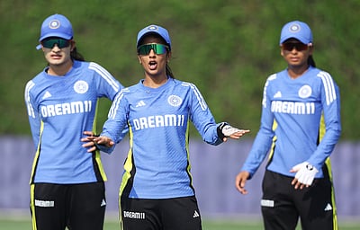 ஐசிசி மகளிா் டி20: இந்தியாவுக்கு எதிரான ஆட்டத்தில் பாகிஸ்தான் பேட்டிங்