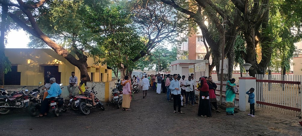 ஆதாா் அட்டையில் திருத்தம் செய்ய அதிகாலை முதலே காத்திருக்கும் மக்கள்