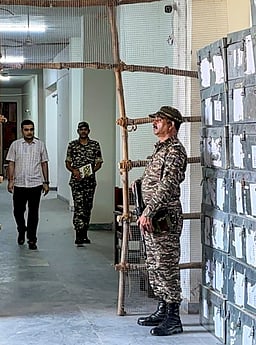 வாக்கு எண்ணும் மையங்களிலிருந்து 3 கி.மீ சுற்றளவிற்கு தானியங்கி வானூா்திகள் பறக்க தடை