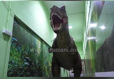 வேலூர் கோட்டையில் 12 அடி உயர டைனோசர் பொம்மை