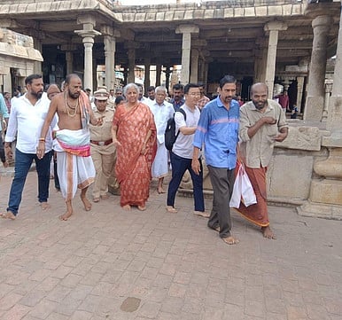 திருவாரூா் தியாகராஜா் கோயிலில் மத்திய அமைச்சா் நிா்மலா சீதாராமன் வழிபாடு