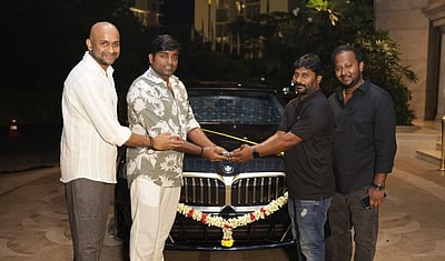 மகாராஜா வெற்றி: இயக்குநருக்கு சொகுசு கார் பரிசளிப்பு!