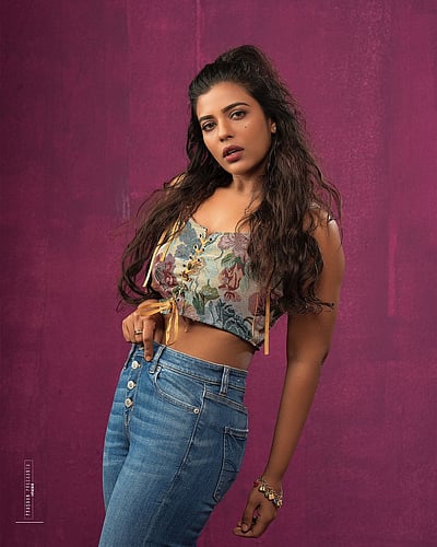 சாய்ந்து... சாய்ந்து... ஐஸ்வர்யா ராஜேஷ்!