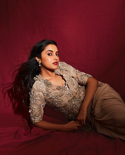 சிறு பார்வையாலே கொய்கிறாய்.. பிரியங்கா மோகன்!