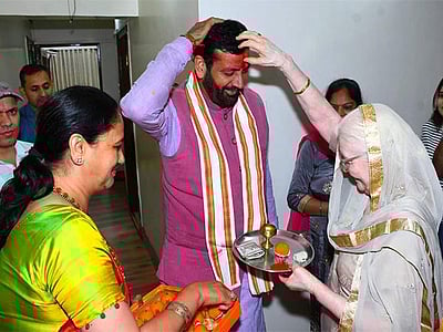 ஹரியாணா வெற்றி: தாயிடம் ஆசி பெற்றார் முதல்வர் சைனி