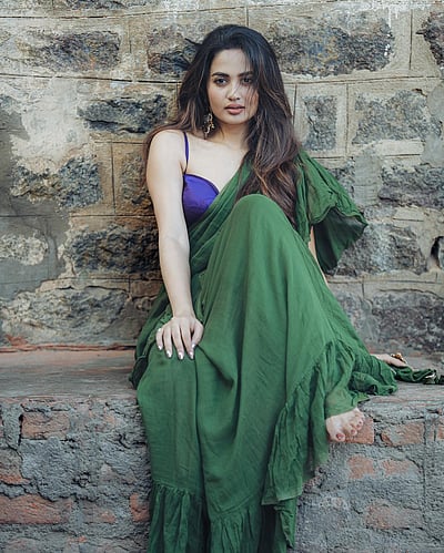 சூரிய ஒளியைத் துரத்தி... தேஜு அஸ்வினி!