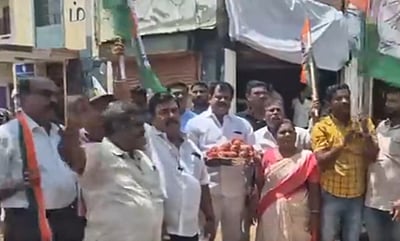 காங்கிரஸ் கூட்டணி முன்னிலை: காஷ்மீர் ஆப்பிள் கொடுத்து தமிழகத்தில் கொண்டாட்டம்!