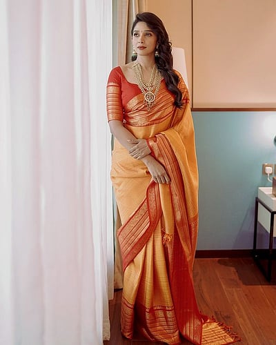 தக தக தங்க ஆரம்... நைலா உஷா!