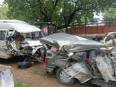 உடுமலை அருகே சுற்றுலா வேன்-ஜீப் மோதல்: ஒரே குடும்பத்தை சோ்ந்த 4 போ் உயிரிழப்பு