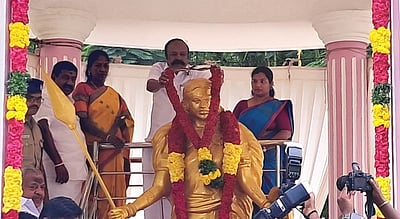 சுதந்திரப் போராட்ட வீராங்கனை குயிலி சிலைக்கு அமைச்சா் மரியாதை
