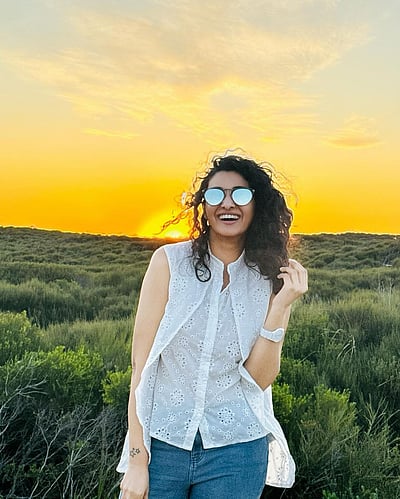 ஒளியாக வந்தாய்... பிரியா பவானி சங்கர்!